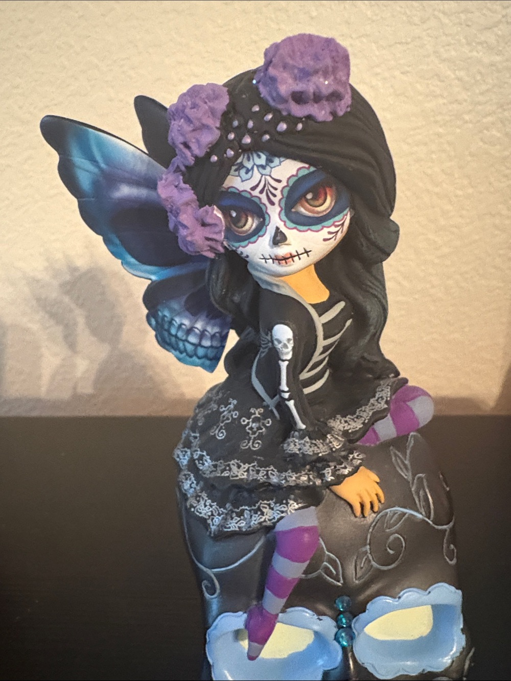 New Beautiful Hand-Painted Purple Dia de los Muertos Fairy on Skull Figurine - Picture 2 of 11